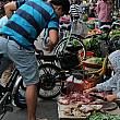 バイクにまたがりながら買い物するのがベトナム流です