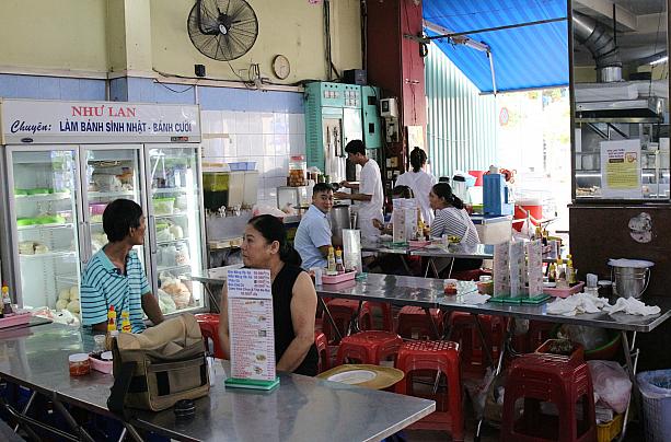 ベトナムではまだまだレストランより大衆食堂が多いです