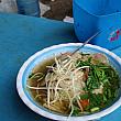 ベトナム名物米粉麺も食堂で楽しんで。約100～150円です