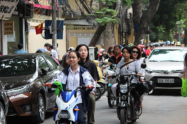 バイク社会のベトナムでは女の子も普通にマニュアルを乗りこなします