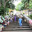 ベトナムで人気の仏教寺院にはきまって屋台がたくさん並びます