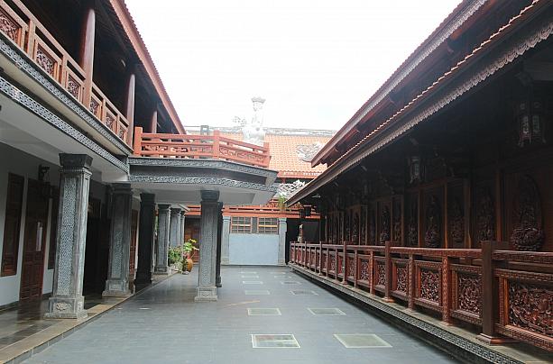 町の中心部に建つ大きな仏教寺院