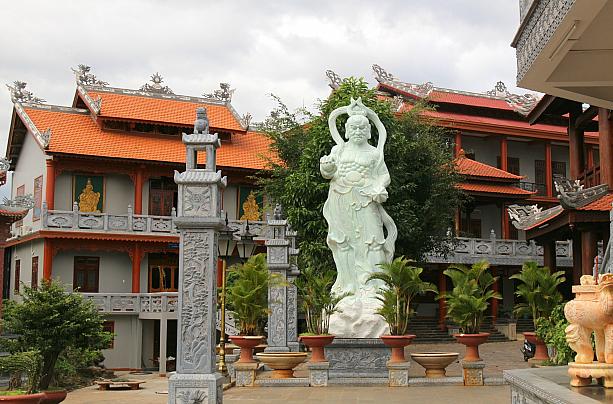 ベトナムと少数民族の建築様式を混ぜた異色の寺院