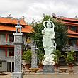 ベトナムと少数民族の建築様式を混ぜた異色の寺院
