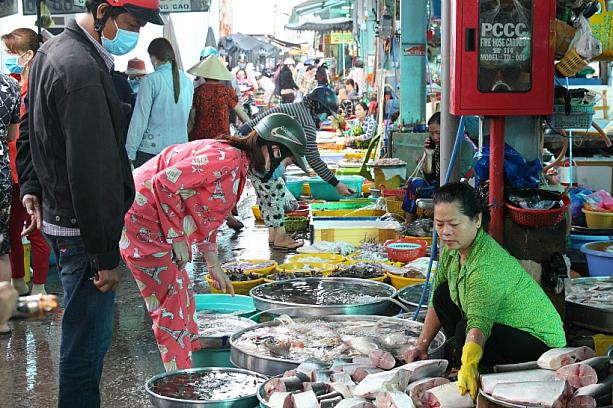 新鮮な川魚を売る海鮮市場