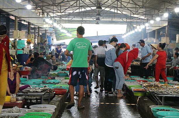 ベトナムの海の近くの市場は大抵こんな感じです