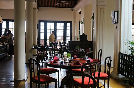 漆塗りのテーブルチェア。ベトナムの伝統です。ビクトリアホテルにて