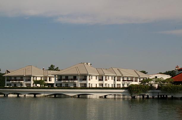 湖上に建つインターコンチネンタルホテル