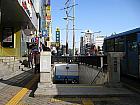地下鉄４号線ミョンドン（明洞・Myeong-dong・424）駅９番出口から出て、すぐ右後方向へ振り返り