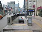地下鉄４号線ミョンドン（明洞・Myeongdong・424）駅１０番出口を出て反対方向に進み、