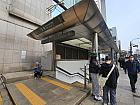 地下鉄４号線ミョンドン（明洞・Myeong-dong 424/명동）駅５番出口を出てまっすぐ進み、