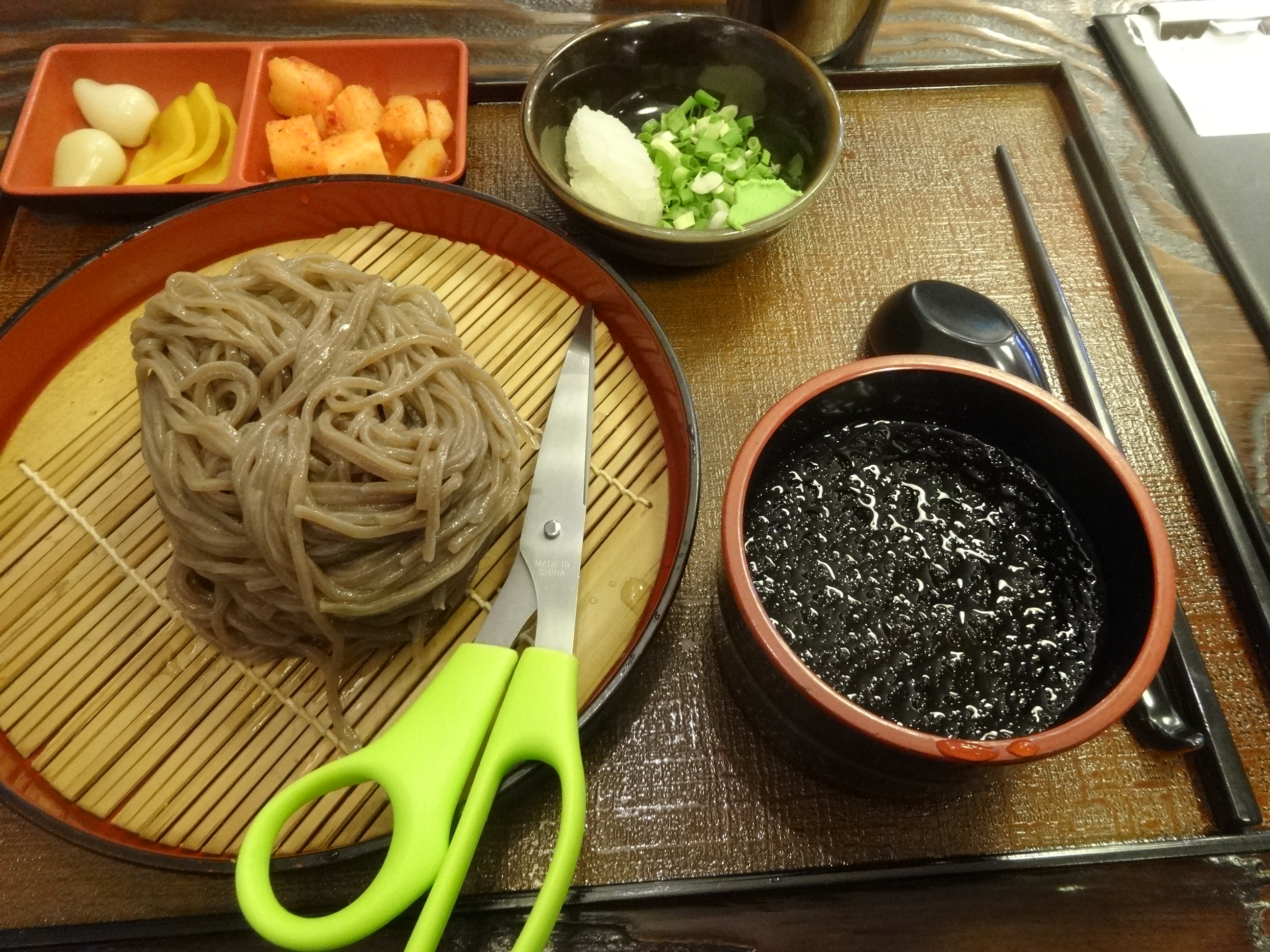 プチ文化 ざるそばにハサミ 麺つゆにスプーン ソウルナビ