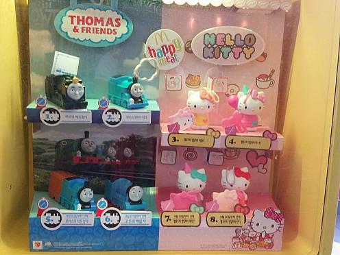 プチイベント】世界の子供たちがファン！トーマスとキティがマックに