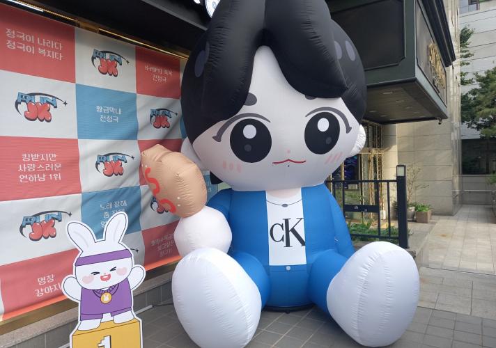 明洞のカフェ前で、BTSの特大ジョングクと記念ショット