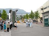 正面に釜山大学の正門が見えます。正門前で右に曲がり少し行くと、