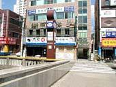 地下鉄１号線ジャンジョン（長箭・Jangjeon）駅４番出口から向かいを見ると、