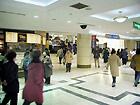 パン屋さんが見えます。そのパン屋さんの前に階段があるので、そこから地上に出ます。
