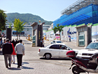 そこを左に曲がりまっすぐ進むと正面に釜山大学の正門が見えます。