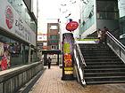 振り返ると見える路地に入り、突当たりを道に沿って右へ曲がります。