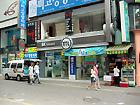 最初の十字路の角を左へ。
