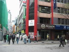 シンハン(新韓）銀行のある十字路（明洞通り）を右に曲がり、