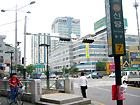 地下鉄２・６号線シンダン（新堂・Sindang・206/635）駅７番出口を出て、道なりにまっすぐ進んでいきます。