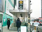 地下鉄２号線・空港鉄道・京義中央線ホンデイック（弘大入口・Hongik Univ. 239/A03/K314）駅１番出口を出て、