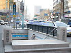 1.地下鉄３・４号線チュンムロ（忠武路・Chungmuro・331/424）駅３番出口を出て、すぐ右へ。