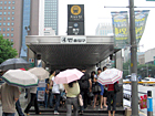 １．地下鉄１号線チョンガッ（鐘閣・Jonggak・131）駅４番出口を出てそのまままっすぐ歩きます。