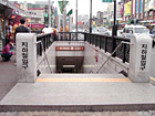 1．	地下鉄６号線イテウォン（梨泰院・Itaewon・630）駅３番出口を出てまっすぐ行き、