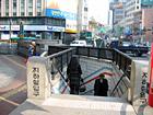 地下鉄３・４号線チュンムロ(忠武路・Chungmuro・331/423)駅５番出口から出てまっすぐ進み