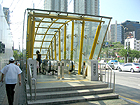 地下鉄５・６号線・空港鉄道・京義中央線コンドク（孔徳・Gongdeok・529/626/A02/K312）駅７番出口を出て後ろに戻るようにして歩きます。角を左に曲がり、