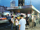 １・４号線トンデムン（東大門・Dongdaemun・128/421）駅３番出口を出て直進し、