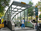 地下鉄２号線ヨクサム（駅三・Yeoksam・221）駅４番出口を出て、大通りに沿って歩き