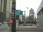 地下鉄５・６号線・空港鉄道・京義中央線コンドク（孔徳・Gongdeok・529/626/A02/K312）駅８番出口を出て、進行方向にまっすぐ進みます。