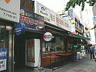 通りそいを進むと、左側に天ぷらが並ぶお店があります（２軒あるうちの手前）。