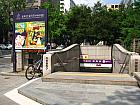 １．地下鉄５号線クァンファムン（光化門・Kwanghwamun）駅８番出口を出て、振り返り出口と逆方向に進みます。