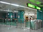 地下鉄３号線マンミ（manmi/望美・3）駅で下車し、2番出口から地上に上がったら、進行方向の反対側に向かい歩いていきます。