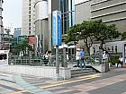 地下鉄２・４・５号線トンデムンヨクサムナコンウォン（東大門歴史文化公園・Dongdaemun History&Culcure Park・205/422/536）駅14番出口をでて、