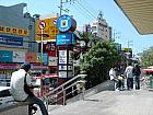 地下鉄１号線・釜山大学前（プサンテハッキョアッ・Busan Univ）駅の３番出口を出て、右に50ｍ程行くと大きな通りが見えてきます。