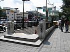 地下鉄６号線イテウォン（梨泰院・Itaewon・630）駅２番出口を出て、そのまま直進します。