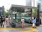 地下鉄５・９号線ヨイド（汝矣島・yeouido・526/915）駅５番出口を出て、すぐ右後ろ方向へ振り返り