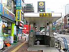 地下鉄２・３号線ウルチロサムガ（乙支路３街・Euljiro 3(sam)-ga・203/330）駅１１番出口を出て、すぐ後ろを振り返り進みます。