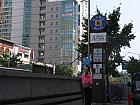 地下鉄2号線慶尚大・釜慶大（キョンソンデ・プギョンデ/212）駅で下車し、3番出口から地上に上がると、