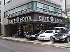 CAFE EDIYAの手前を左折し約100mほど行くと、左側にオレンジ色の看板があり、更に左折するとお店の入口に到着です。徒歩約10分。