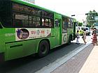 前方のバス停から緑のバス１１１１番または２１１２番に乗り、