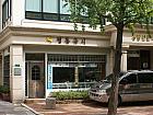 すぐにNANTA（ナンタ）江北貞洞公演をやっている京郷新聞社(キョンヒャンシンムンサ)ビルがあり、その隣(奥)の建物がお店です。徒歩約6分。