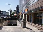 地下鉄１・４号線トンデムン（東大門・Dongdaemun・128/421）駅１番出口を出てすぐ左後ろ方向へ振り返り進みます。