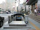 地下鉄３・４号線チュンムロ（忠武路・Chungmuro・331/423）駅６番出口を出て、そのまま歩道に沿ってまっすぐ進みます。