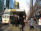 地下鉄２号線・空港鉄道・京義中央線ホンデイック（弘大入口・Hongik Univ. 239/A03/K314）駅９番出口を出て、大通りの歩道に沿ってまっすぐ歩きます。
